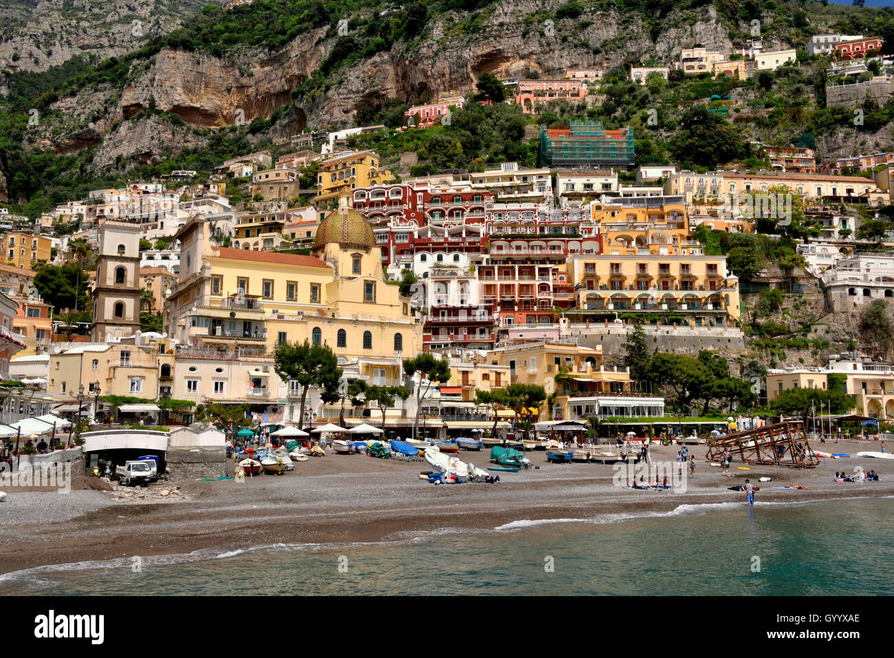 Vista città di Positano con la sua chiesa di Santa Maria Assunta, Costiera Amalfitana, Costiera Amalfitana, provincia di Salerno, Campania Foto Stock