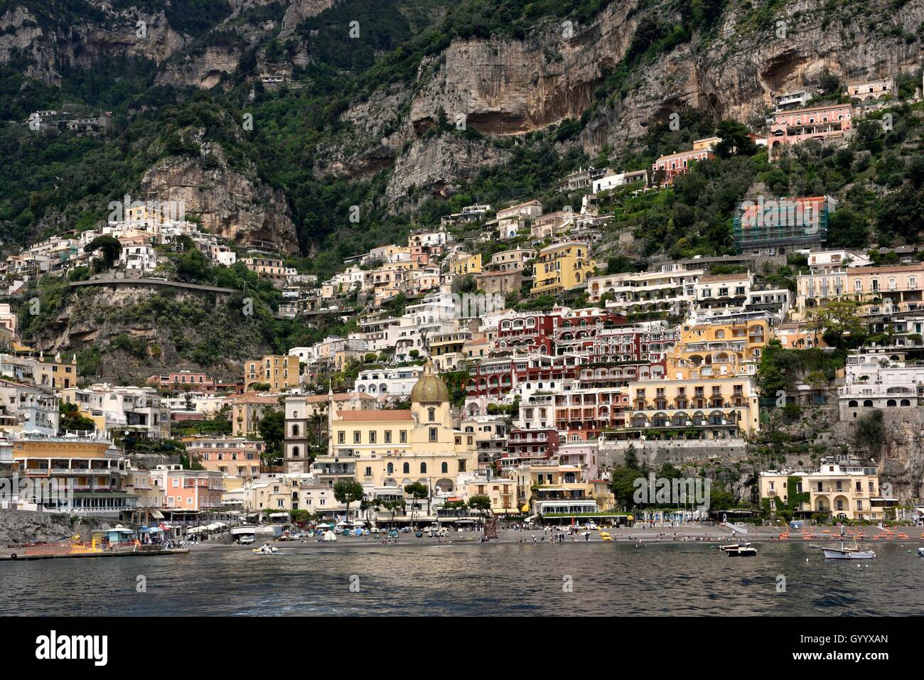 Vista città di Positano con la sua chiesa di Santa Maria Assunta, Costiera Amalfitana, Costiera Amalfitana, provincia di Salerno, Campania Foto Stock