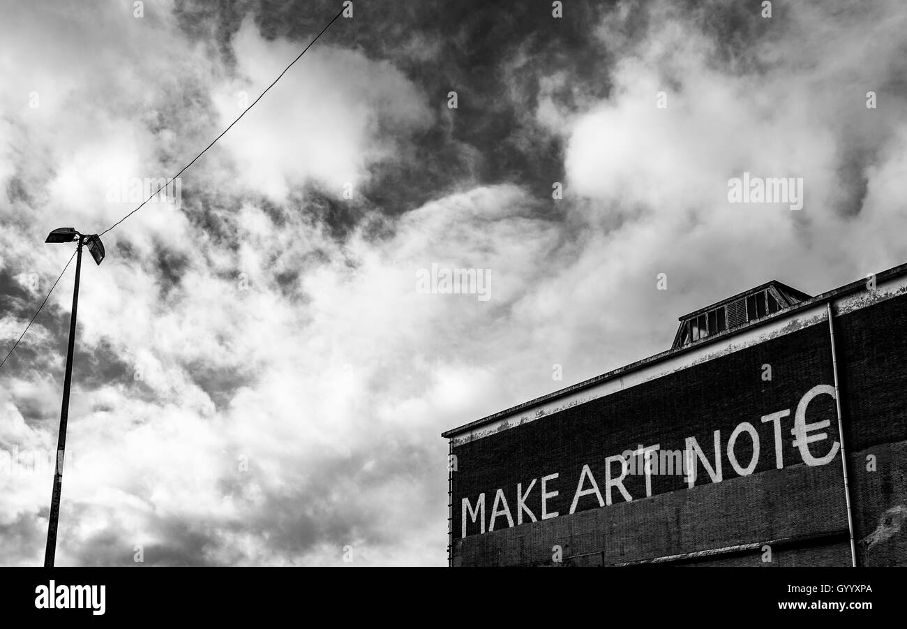Lettering "fare arte non Euro" sulla facciata dell'ij-sale, Amsterdam, Paesi Bassi Foto Stock