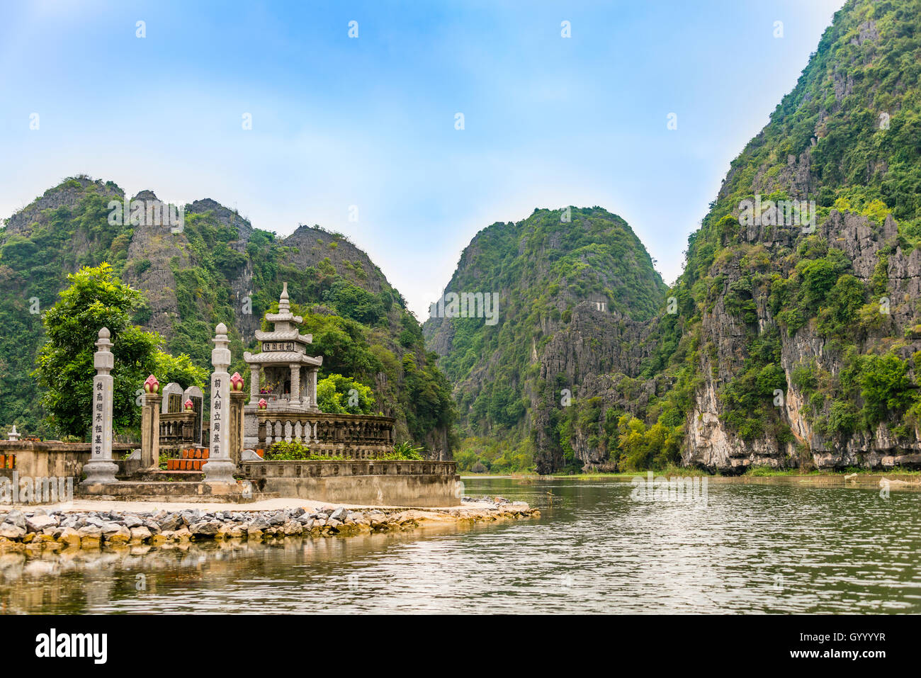 Piccolo tempio con foreste rocce calcaree, montagne carsiche, Ngo Dong River, Ngô Song Dong, Tam Coc, Ninh Binh, Vietnam Foto Stock