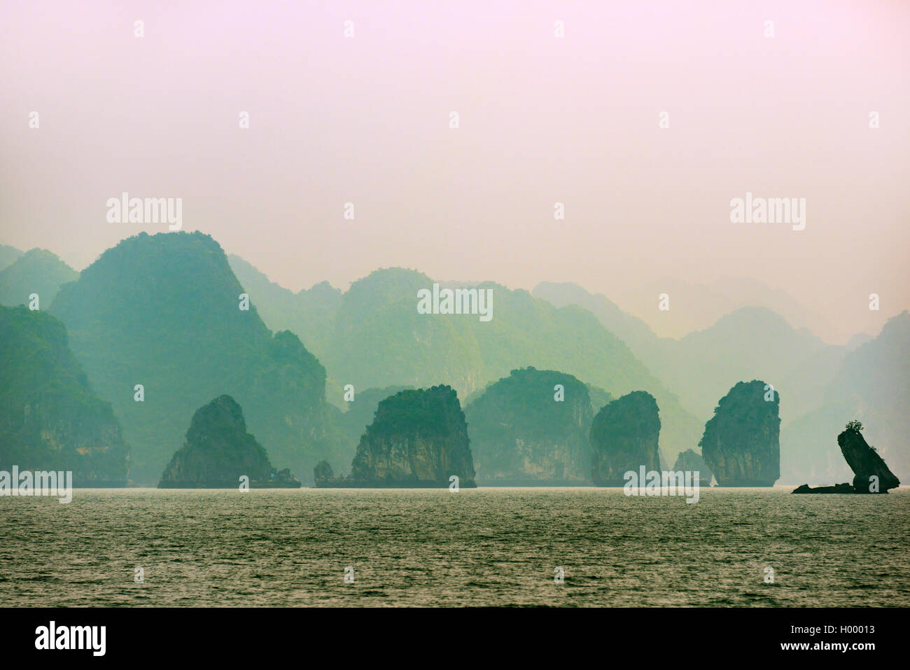 Massi di pietra calcarea, montagne carsiche nella baia di Halong ,nebbia, foschia, Golfo del Tonchino, Vietnam del Nord, Vietnam Foto Stock