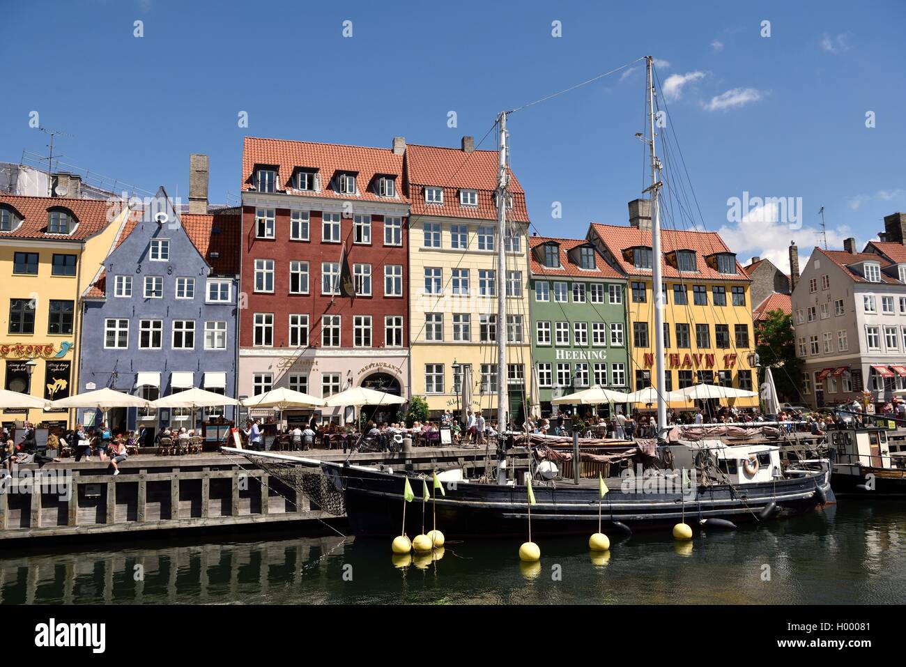 Case colorate al canale, Nyhavn, Copenhagen, Danimarca Foto Stock
