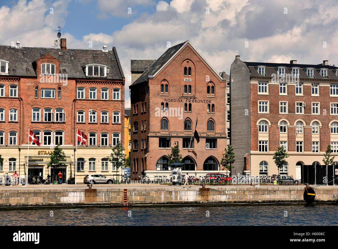 Case in mattoni presso il porto di Copenaghen, Danimarca Foto Stock