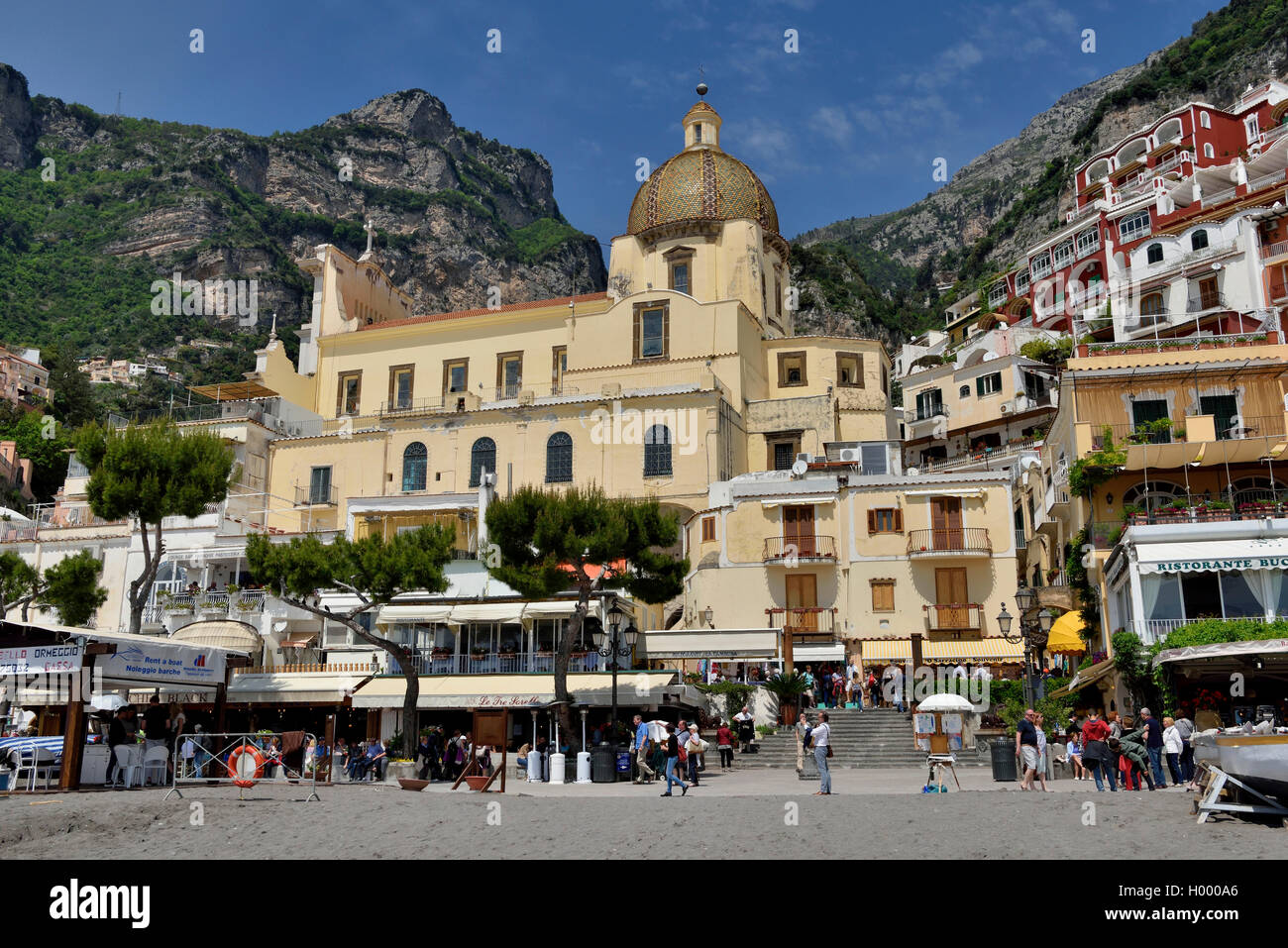 La Chiesa di Santa Maria Assunta, Positano, Costiera Amalfitana, Costiera Amalfitana, provincia di Salerno, Campania, Italia Foto Stock