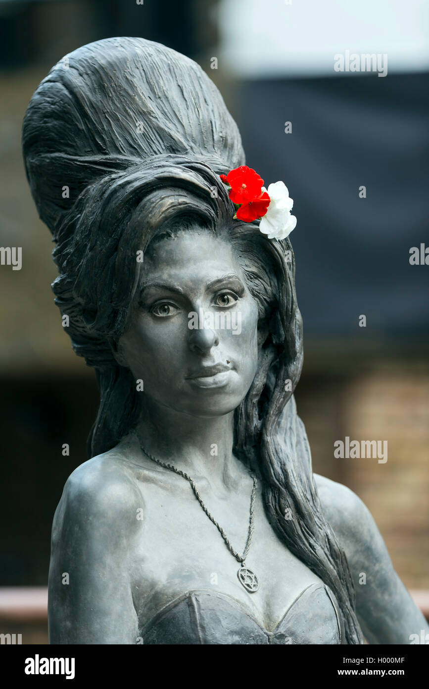 Statua di bronzo di cantante Amy Winehouse, artista Scott Eaton, maneggio, mercato di Camden Town, Londra, Inghilterra, Regno Unito Foto Stock