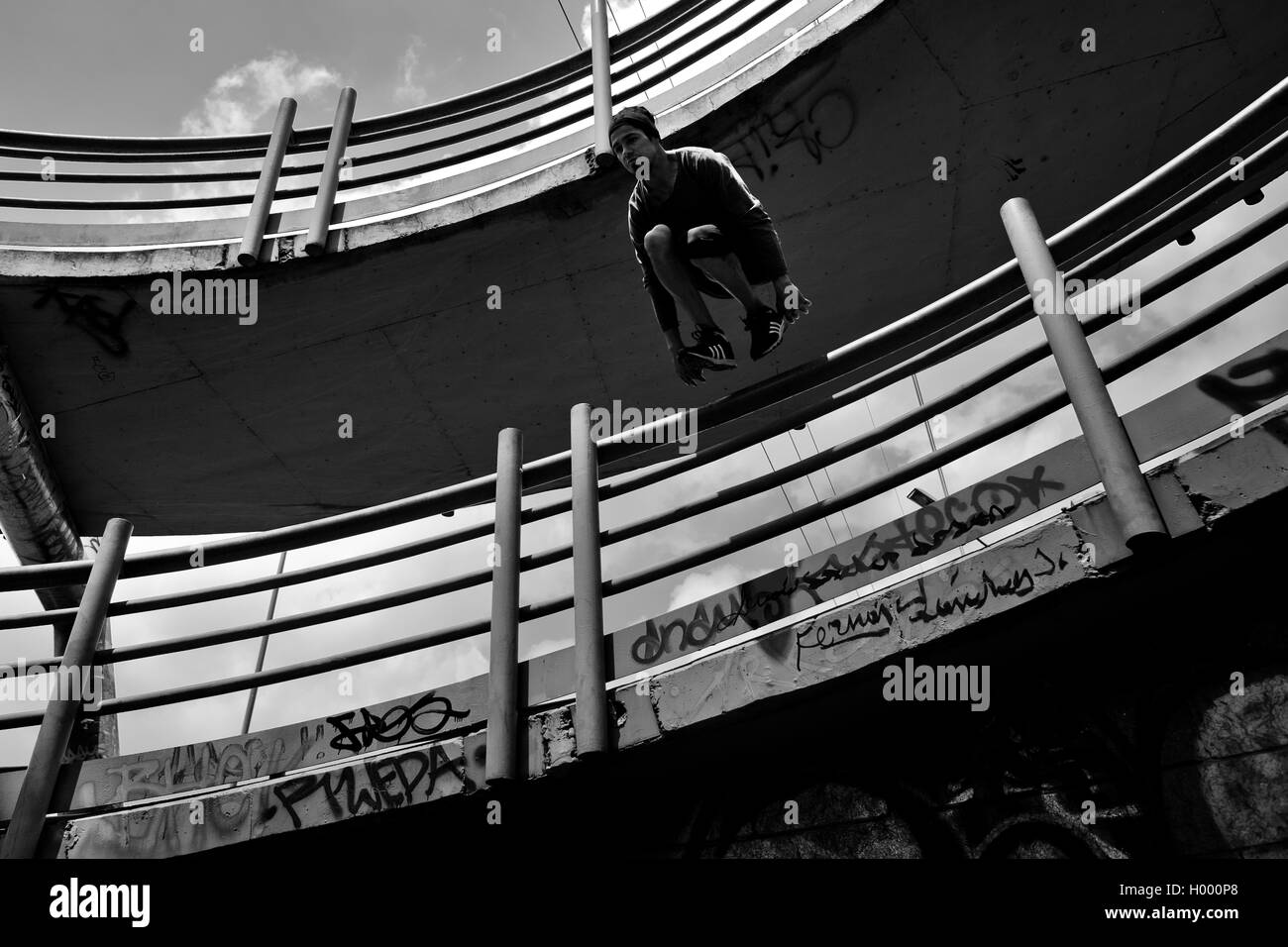 Steven Mantilla, un parkour runner dal team Tamashikaze, salta sopra il cavalcavia della ringhiera di Bogotá, in Colombia. Foto Stock