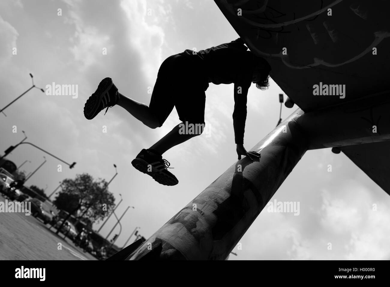 Steven Mantilla, un freerunner dal team Tamashikaze, esegue il parkour si sposta sulla passerella colonna di Bogotá, in Colombia. Foto Stock