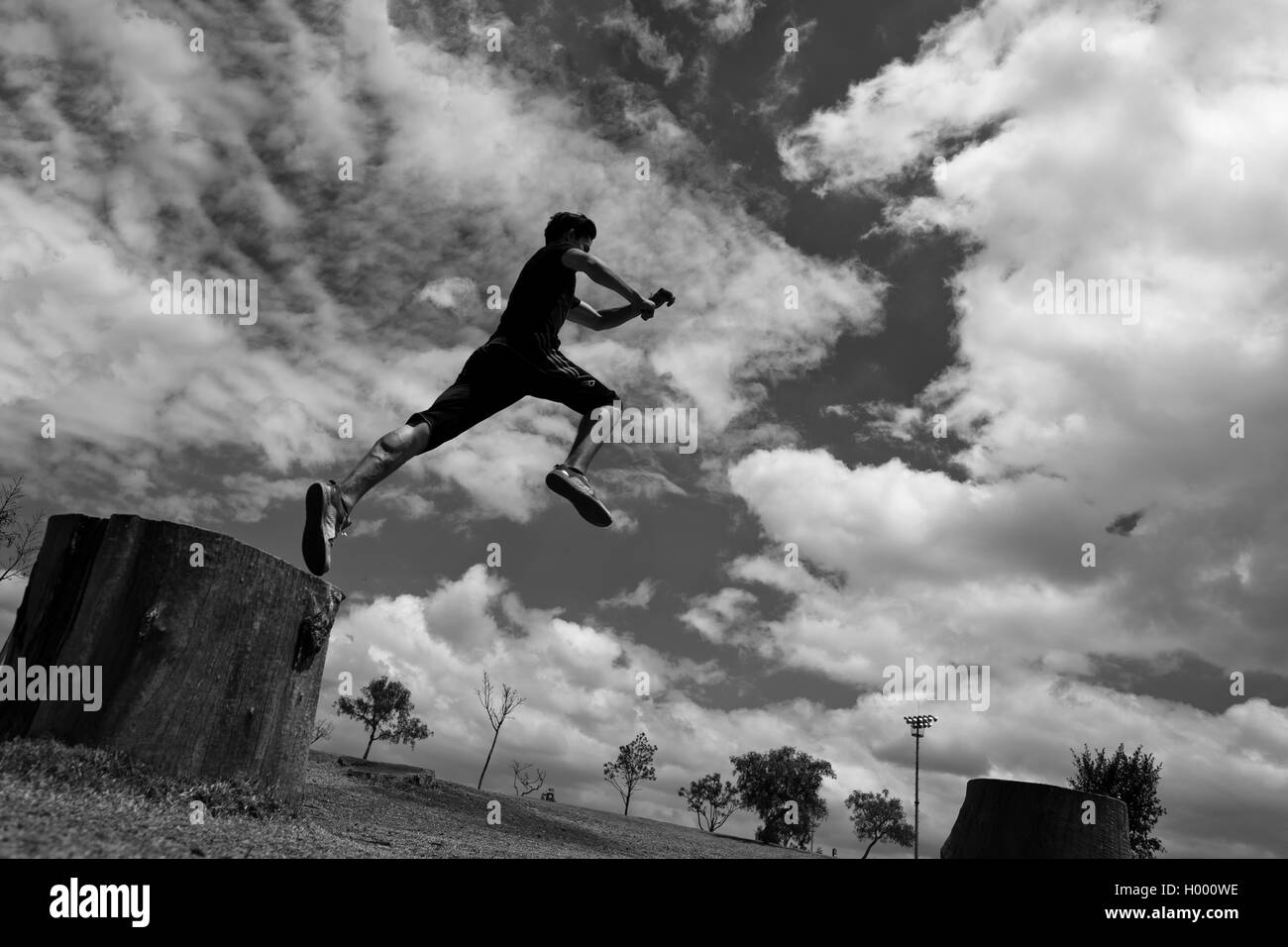 Un colombiano parkour atleta esegue un salto in alto durante una corsa libera sessione di formazione del team Tamashikaze di Bogotá, in Colombia. Foto Stock