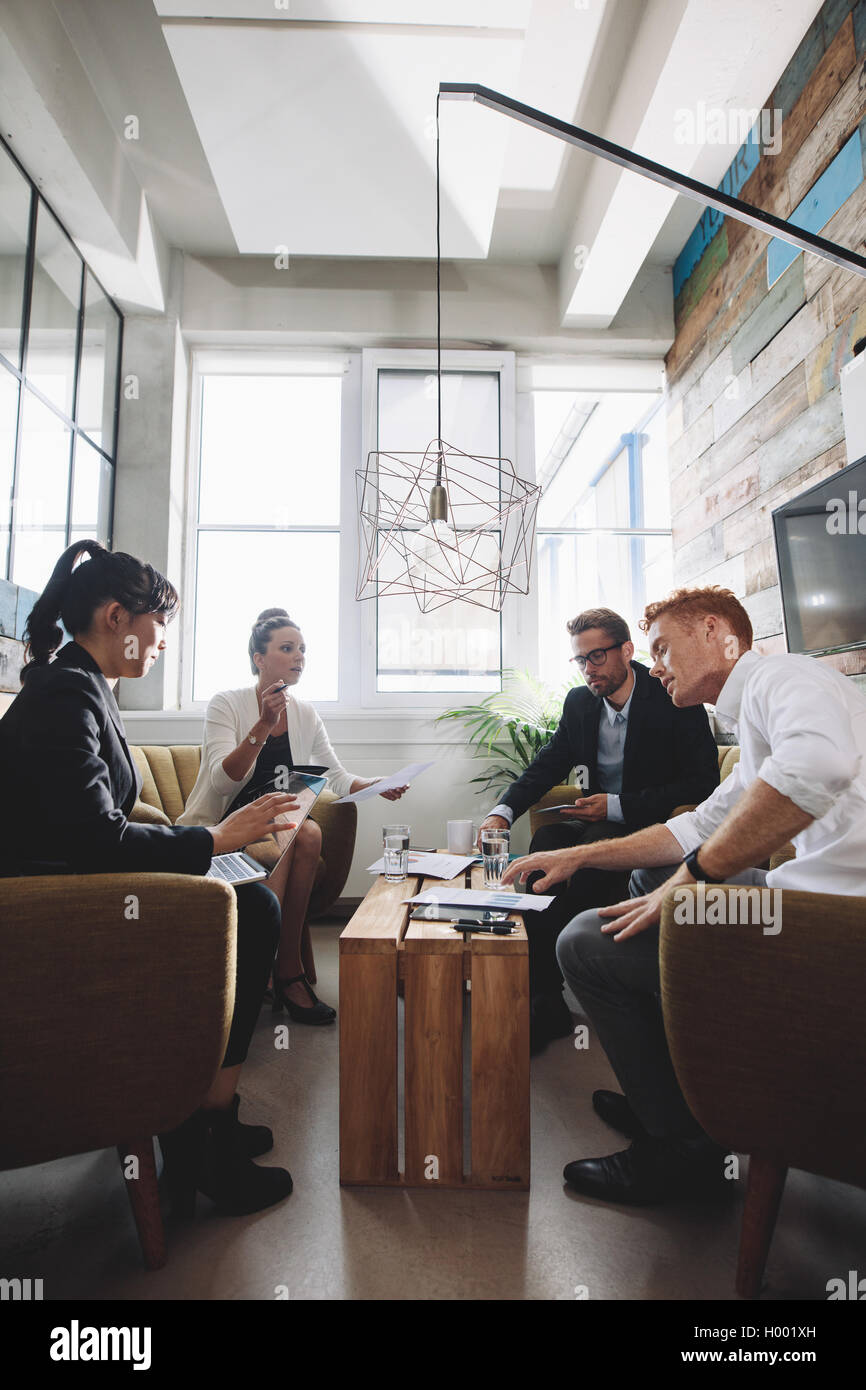 Gruppo di persone creative seduti insieme e discutere di un nuovo progetto di business in ufficio. Foto Stock