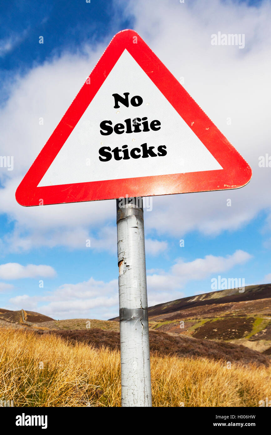 No selfie bastoni concetto cartello stradale divieto vietato divieto di selfie stick problema fastidioso segno dei tempi concetti segni Foto Stock