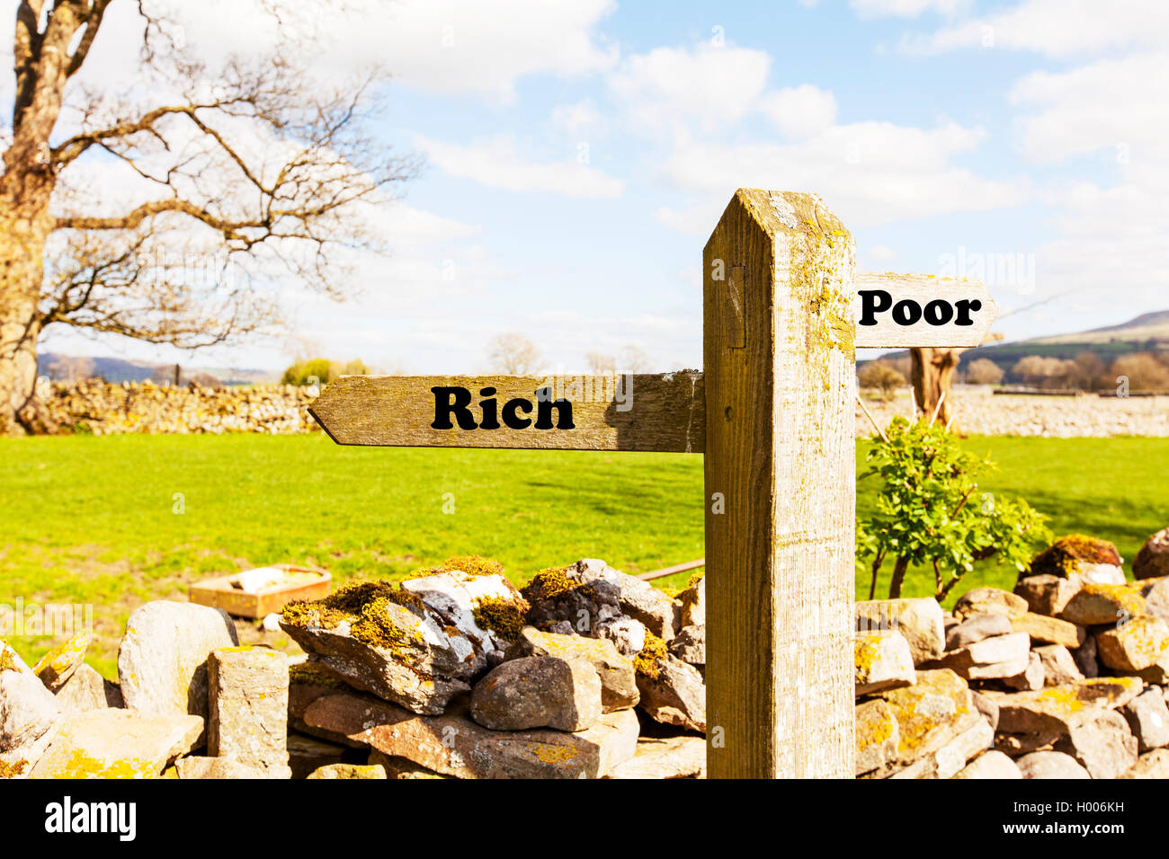 Ricchi poveri dividere concetto segno più ricco di problema più povere preoccupare divisione scelta scegli la vita direzione concetti futuri segni Foto Stock