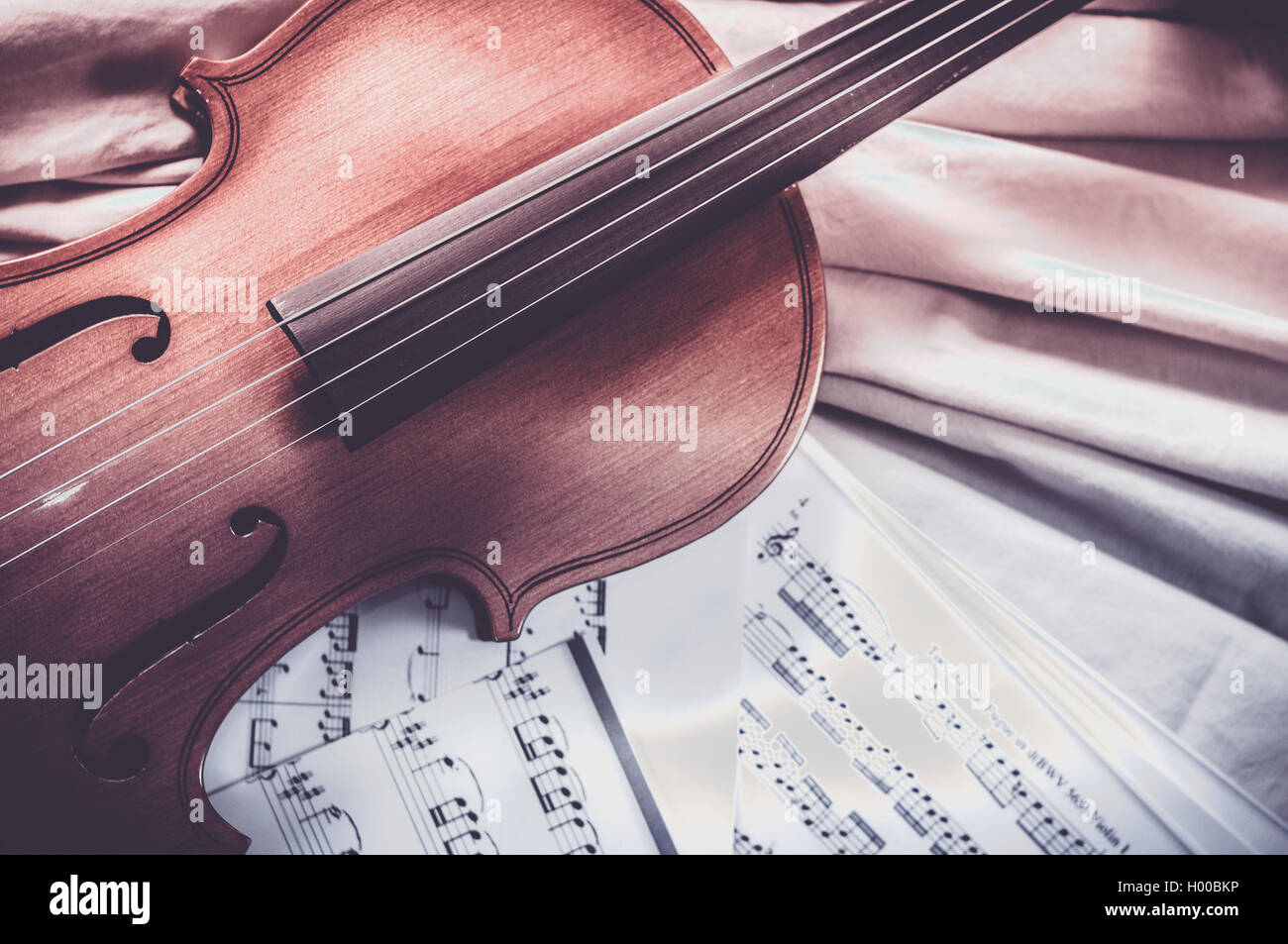 Vecchio violino giacente sul foglio di musica, musica concept Foto Stock