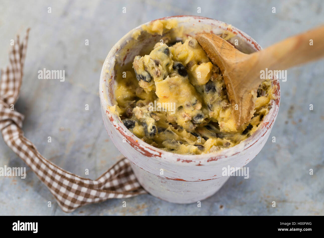 Selbstgemachtes Vogelfutter wird in einen Blumentopf zum Aufhaengen gefuellt | self made birdseeds sono riempiti in vasi di fiori | B Foto Stock