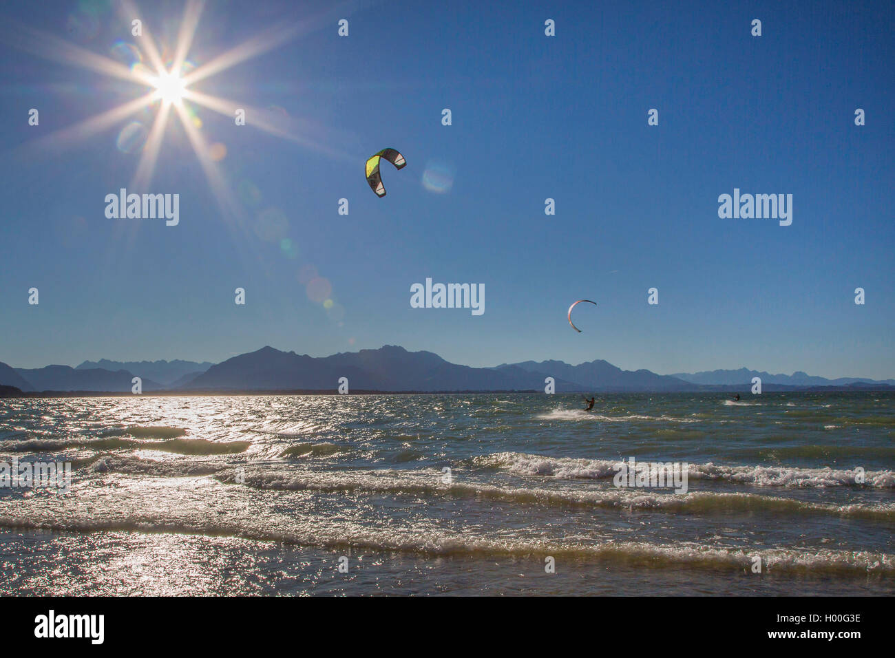 Il kite-surfer di fronte a uno scenario di Alp in controluce, in Germania, in Baviera, il Lago Chiemsee Foto Stock