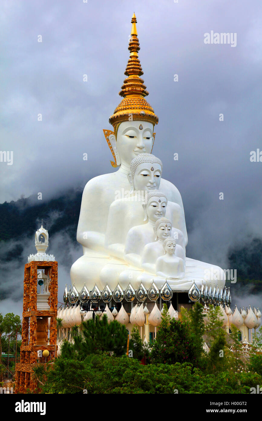 Cinque statue di Buddha in Khao Kho, Thailandia, Phetchabun Foto Stock