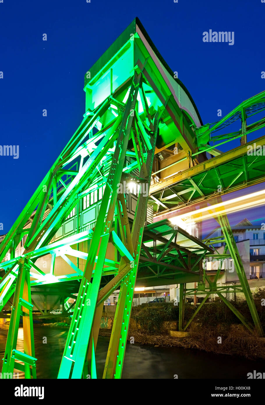Wuppertaler Schwebebahn, beleuchtete Stahlkonstruktion der Station Werther Bruecke am Abend, historische Jugendstil-Station, DEU Foto Stock