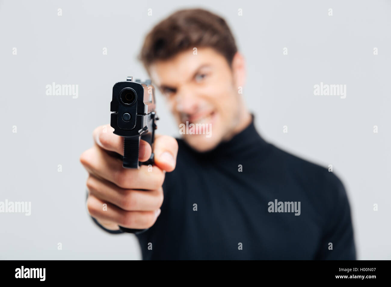 Primo piano della iracondo rivolto con la pistola su di voi Foto Stock