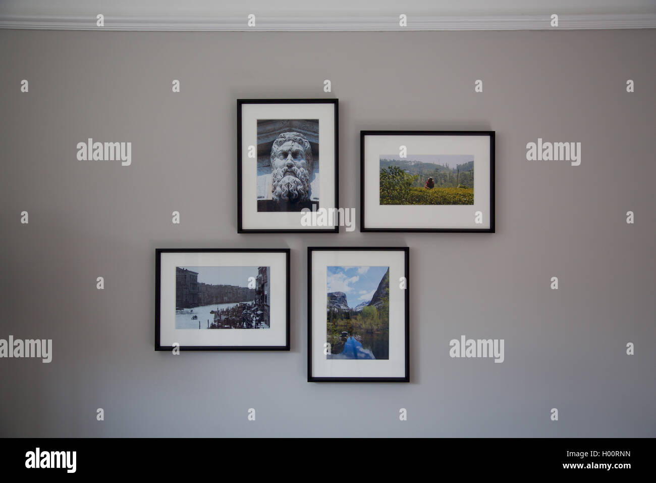 Disposizione di cluster insieme di quattro immagini in cornici a casa moderna parete interna Foto Stock