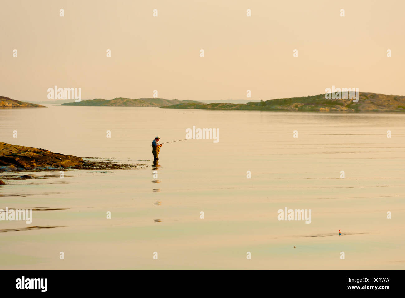 Marstrand, Svezia - 8 Settembre 2016: documentario delle zone costiere di pesca ricreativa di sera la luce del sole. L'acqua è calma e wi Foto Stock