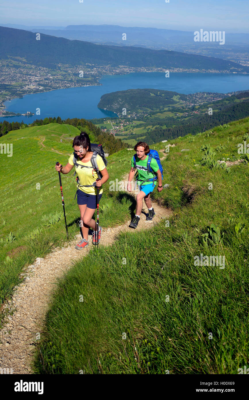 Due escursionisti su un percorso a monte la Tournette, il lago di Annecy in background, Francia, Savoie, Haute Savoie, Annecy Foto Stock