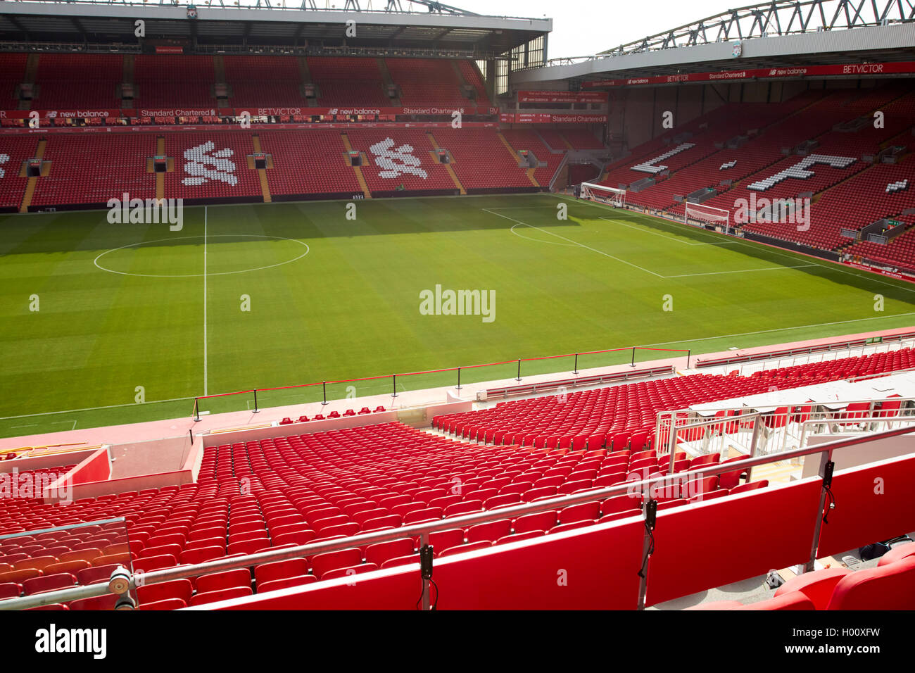 Vista dalla casella di amministratori nel nuovo cavalletto principale a Liverpool FC anfield stadium Liverpool Merseyside Regno Unito Foto Stock