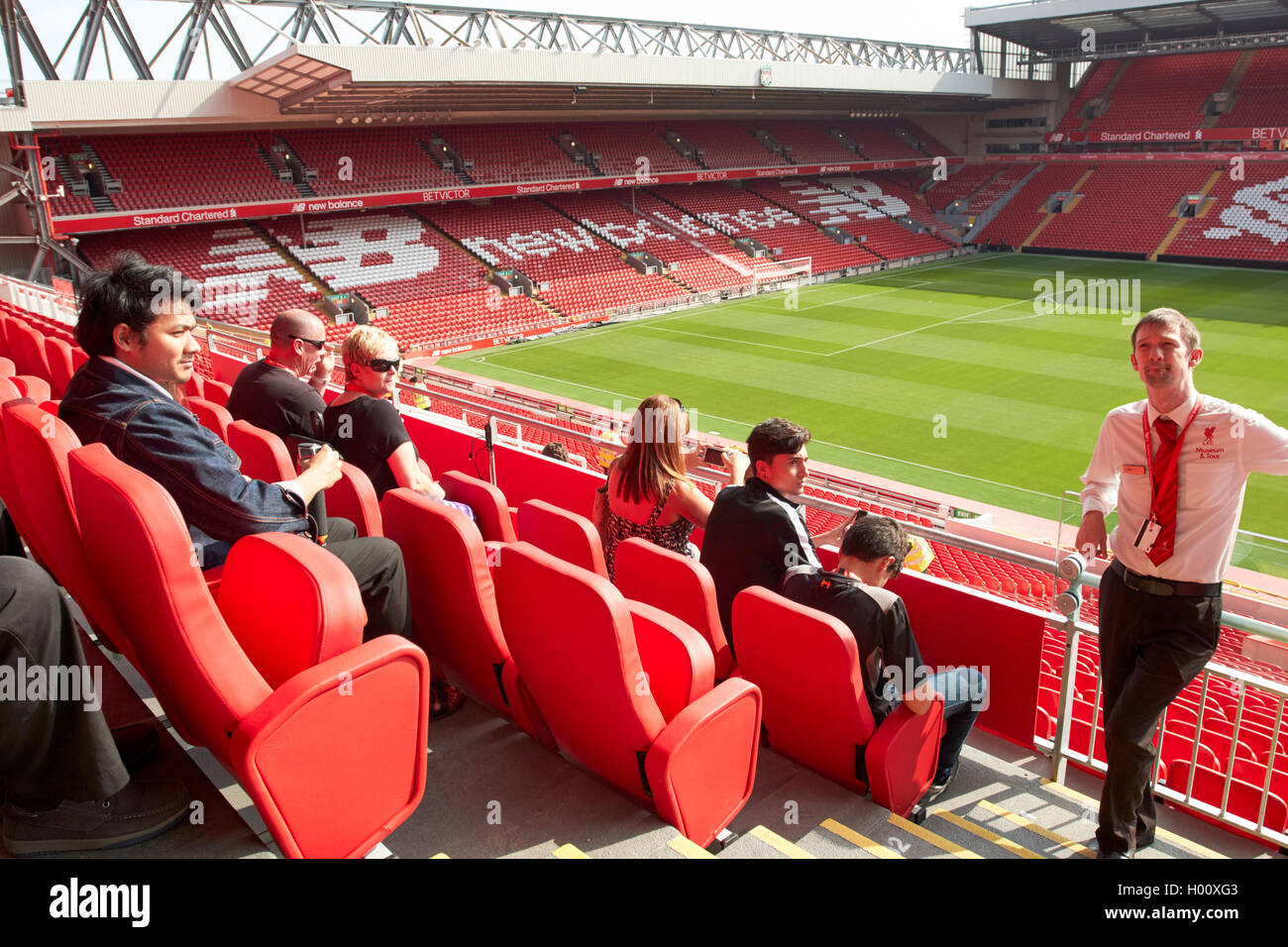 I turisti in un tour del nuovo cavalletto principale a Liverpool FC anfield stadium Liverpool Merseyside Regno Unito Foto Stock