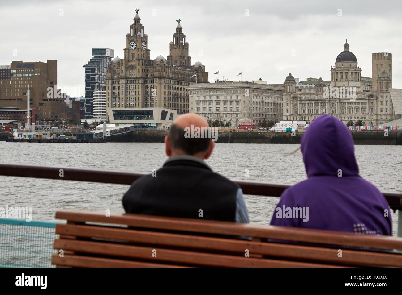 I passeggeri sulla piattaforma di osservazione del mersey ferries traghetto attraversa la mersey Liverpool Merseyside Regno Unito Foto Stock