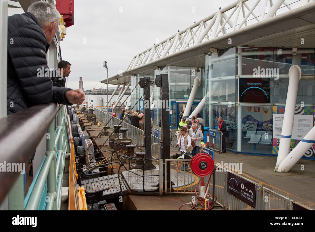 Imbarco passeggeri mersey ferries traghetto a terminale seacombe Liverpool Merseyside Regno Unito Foto Stock