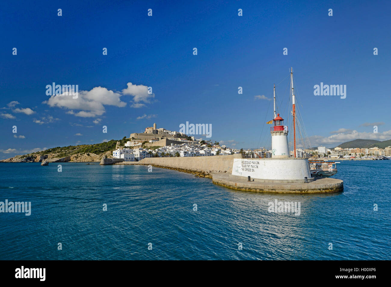 Faro e alla città vecchia vicino al porto della città Ibizy, Ibiza, Spagna, Balearen, Ibiza, Ibiza-Stadt, Eivissa. Foto Stock