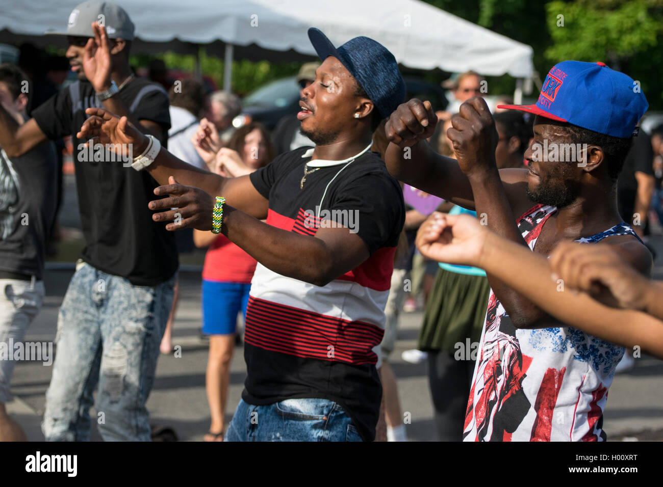 African American uomini dancing a una fiera di strada. Foto Stock