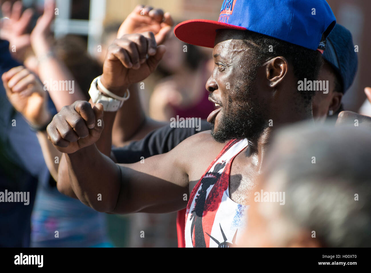 African American uomini dancing a una fiera di strada. Foto Stock