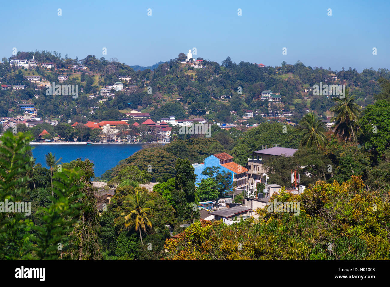 KANDY, SRI LANKA - 26 febbraio 2014: vista sul Lago Kandy e gli edifici della città. Kandy è sede del Tempio della Reliquia del Dente, uno Foto Stock