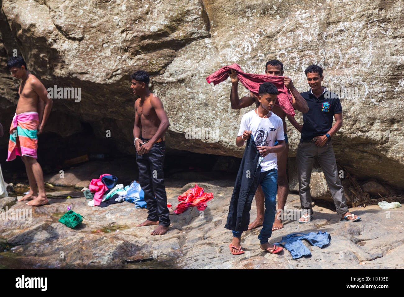 RAVANA FALLS, SRI LANKA - Marzo 2, 2014: uomini locale avente il divertimento a Ravana cade, popolare attrazione turistica e una delle wid Foto Stock