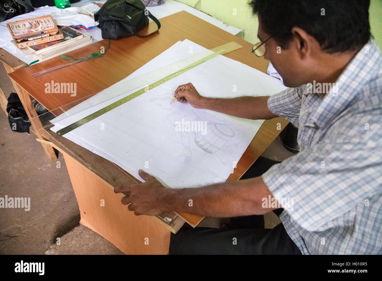 COLOMBO, SRI LANKA - MARZO 12, 2014: Locale uomo disegno disegni batik. La produzione e l esportazione di prodotti tessili è uno di t Foto Stock