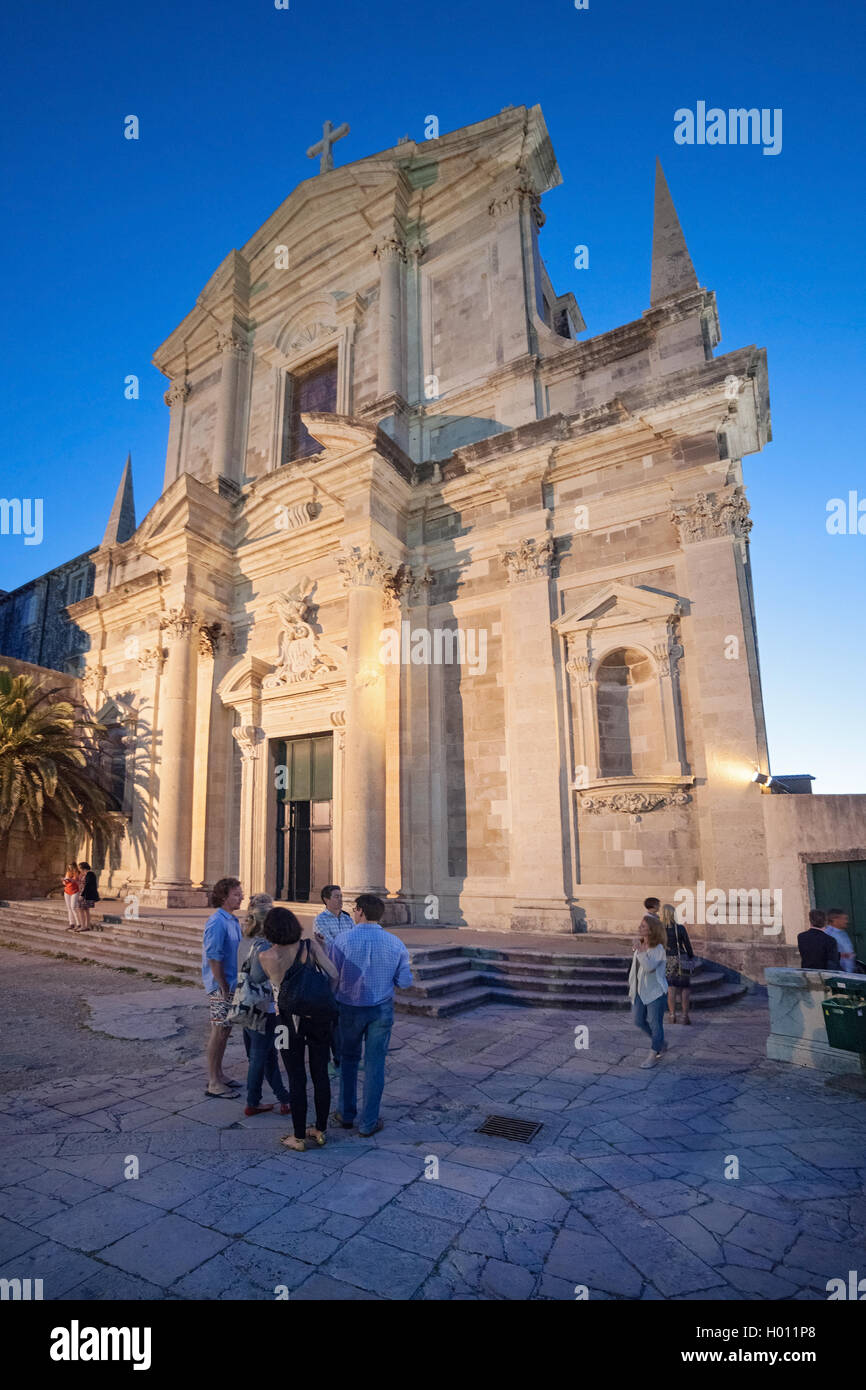 DUBROVNIK, Croazia - 26 Maggio 2014: riprese notturne di gente di fronte la chiesa gesuita di San Ignazio di Loyola. Il campanile della chiesa ospita il Foto Stock