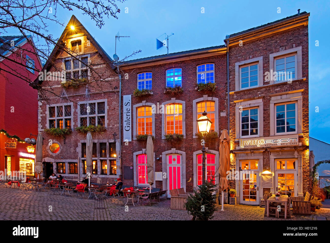 Case illuminate nel centro storico nella luce della sera, in Germania, in Renania settentrionale-Vestfalia, Aix-la-Chapelle Foto Stock