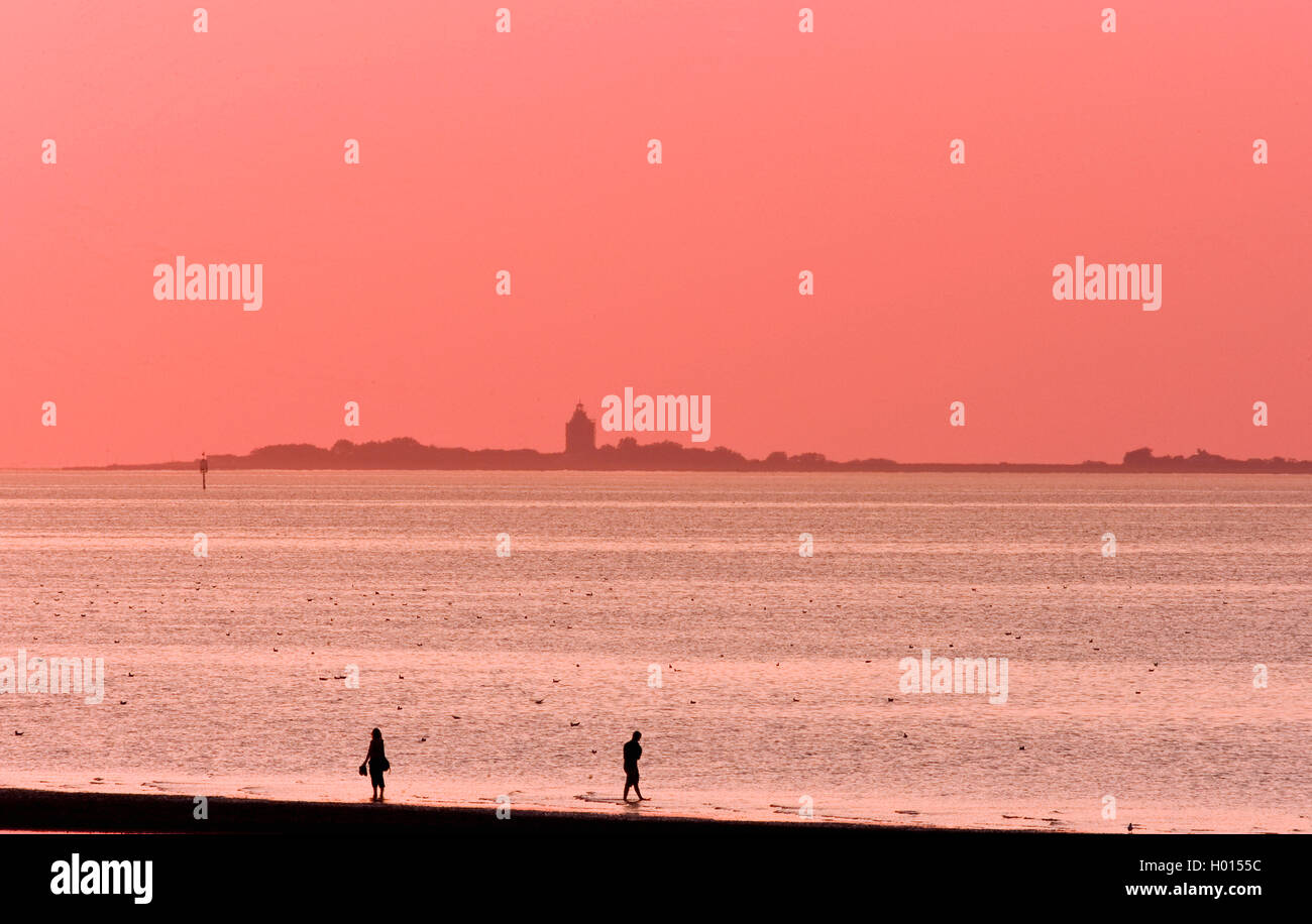 Due persone in mare di Wadden davanti al mare di Wadden in serata, Germania, Hamburgisches Wattenmeer National Park Foto Stock