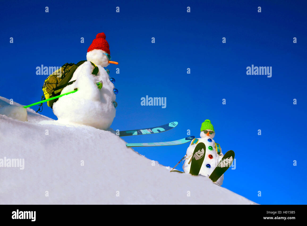 Due pupazzi di neve in abbigliamento sci, Francia, Savoie Foto Stock