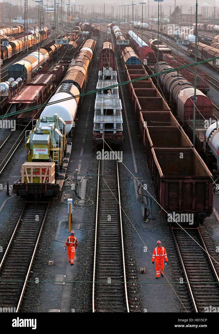 Due lavoratori alla formazione del treno cantiere Vorhalle, in Germania, in Renania settentrionale-Vestfalia, la zona della Ruhr, Hagen Foto Stock