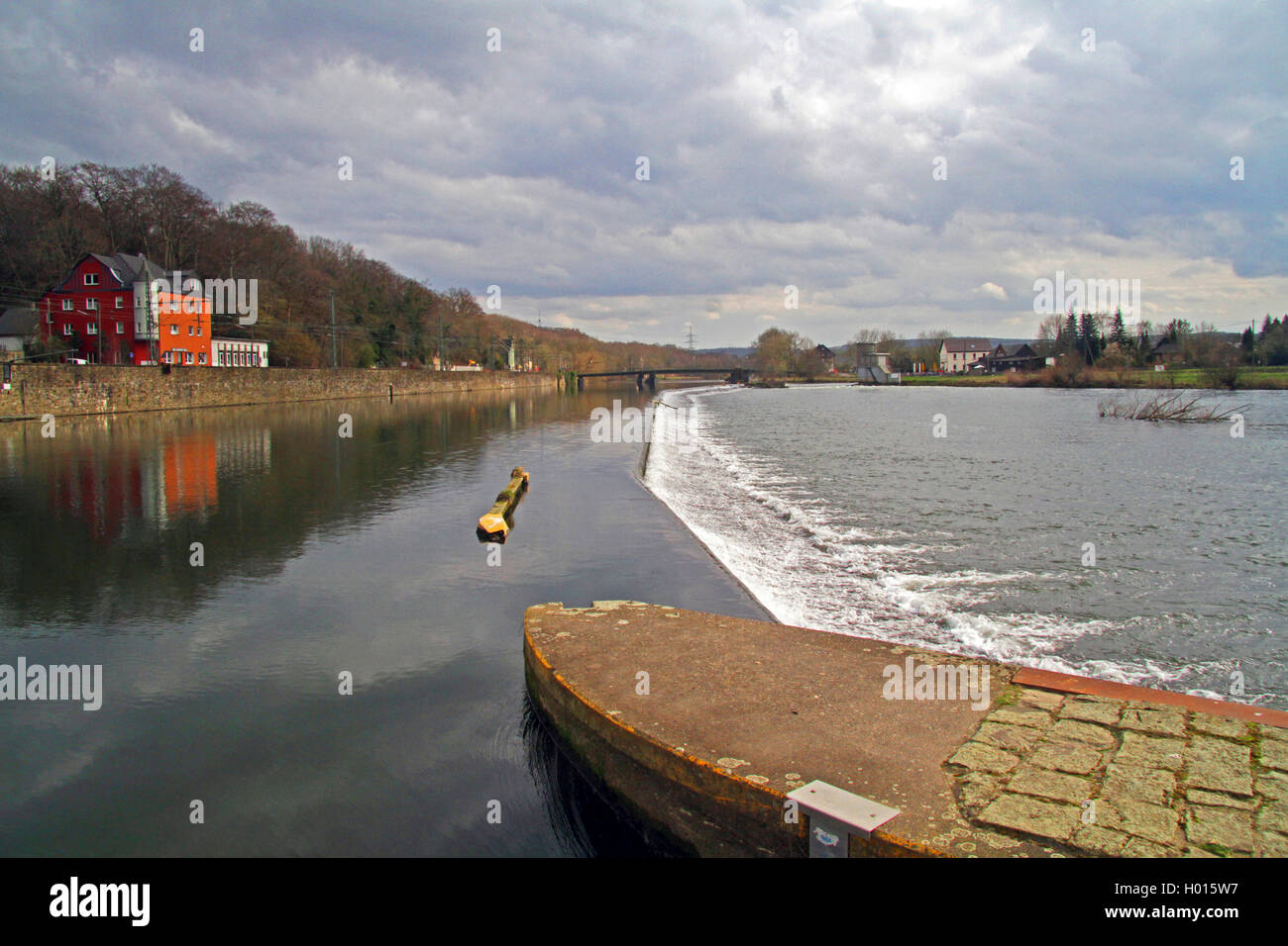 Fiume Ruhr con weir vicino distretto Dahlhausen, in Germania, in Renania settentrionale-Vestfalia, la zona della Ruhr, Bochum Foto Stock