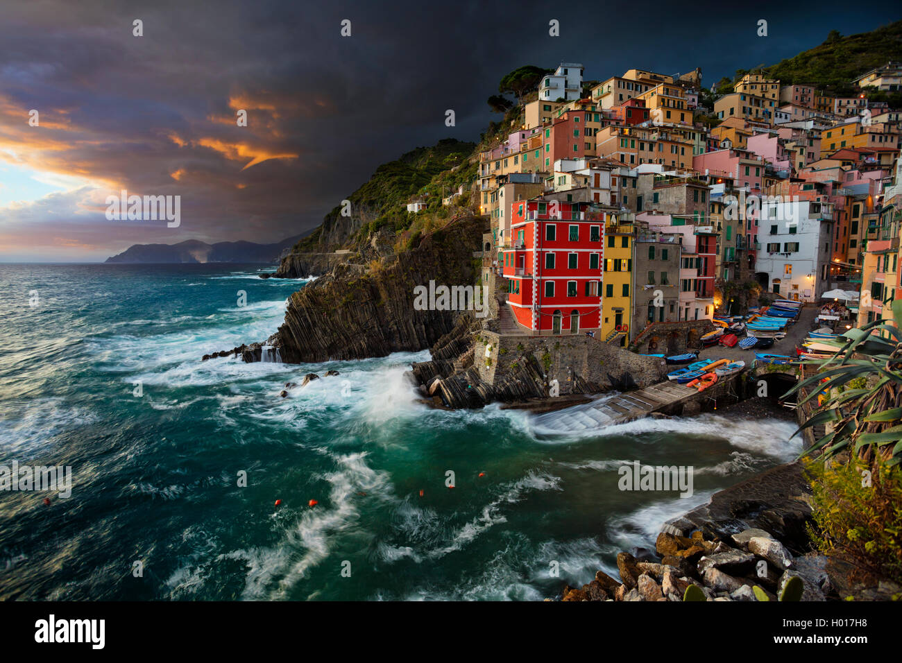 Riomaggiore. Immagine di Riomaggiore (Cinque Terre, Italia), durante il tramonto spettacolare. Foto Stock