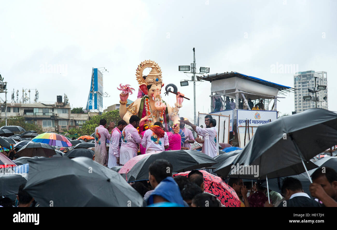 L'immagine di Ganpati Visarjan a Girgaum chowpatty, Mumbai, Maharashtra, India Foto Stock