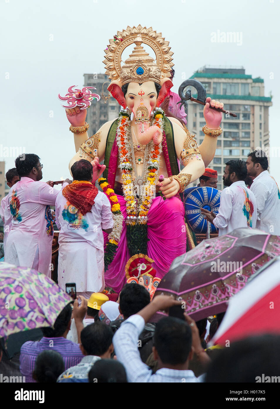 L'immagine di Ganpati Visarjan a Girgaum chowpatty, Mumbai, Maharashtra, India Foto Stock