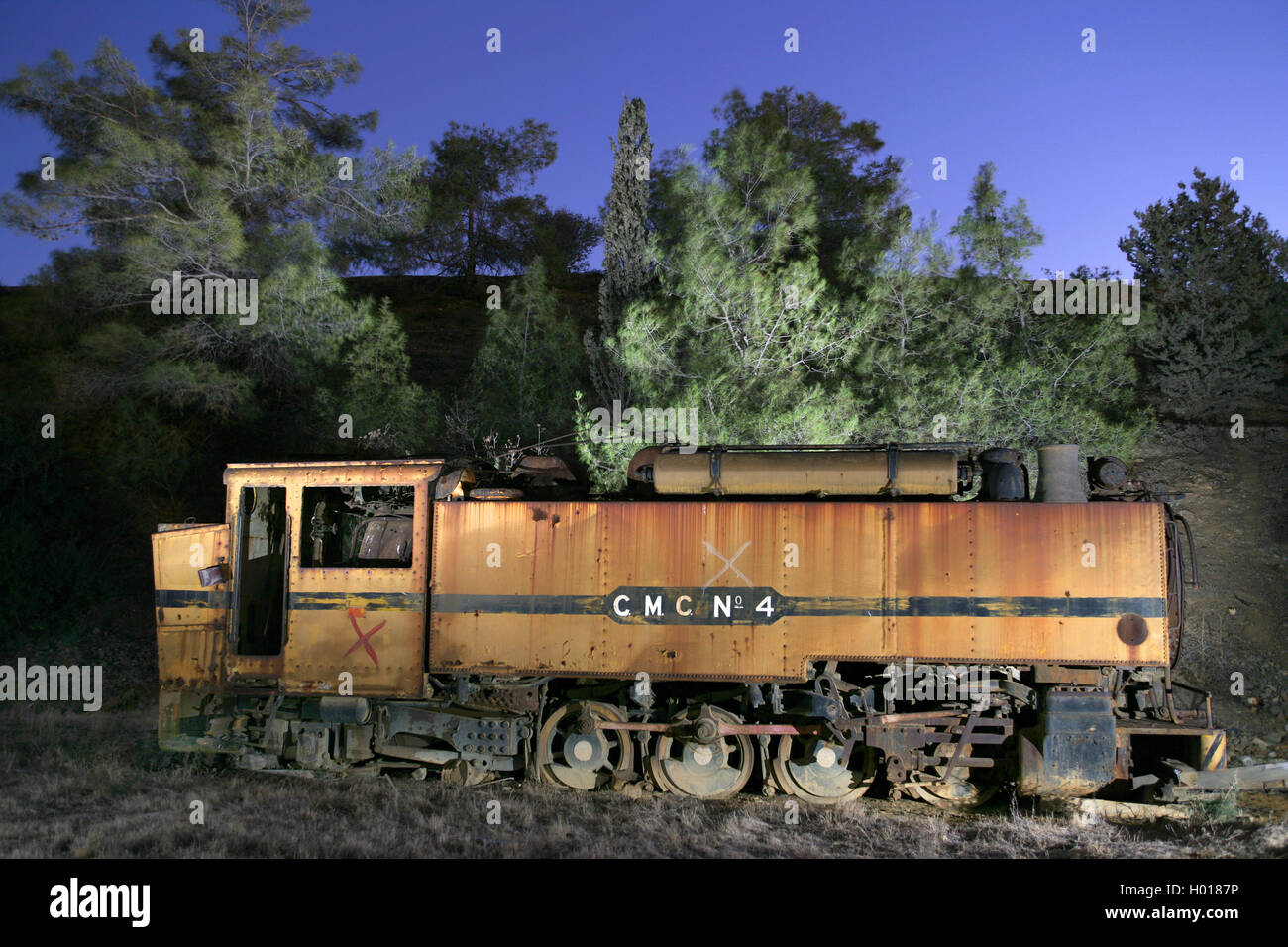 La società del Baldwin 0-8-2T abbia giaciuto abbandonati, all'ombra di una punta di scorie, per quasi cinquanta anni essendo stata ritirata ... Foto Stock