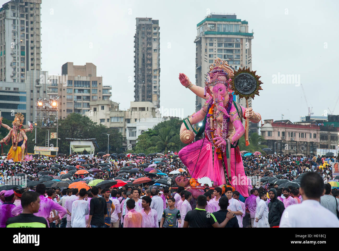 L'immagine di Ganpati Visarjan a Girgaum chowpatty, Mumbai, Maharashtra, India Foto Stock