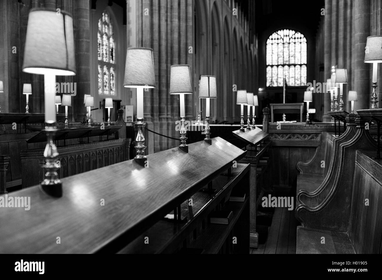 Cantore panche in una Cattedrale con lampade Foto Stock