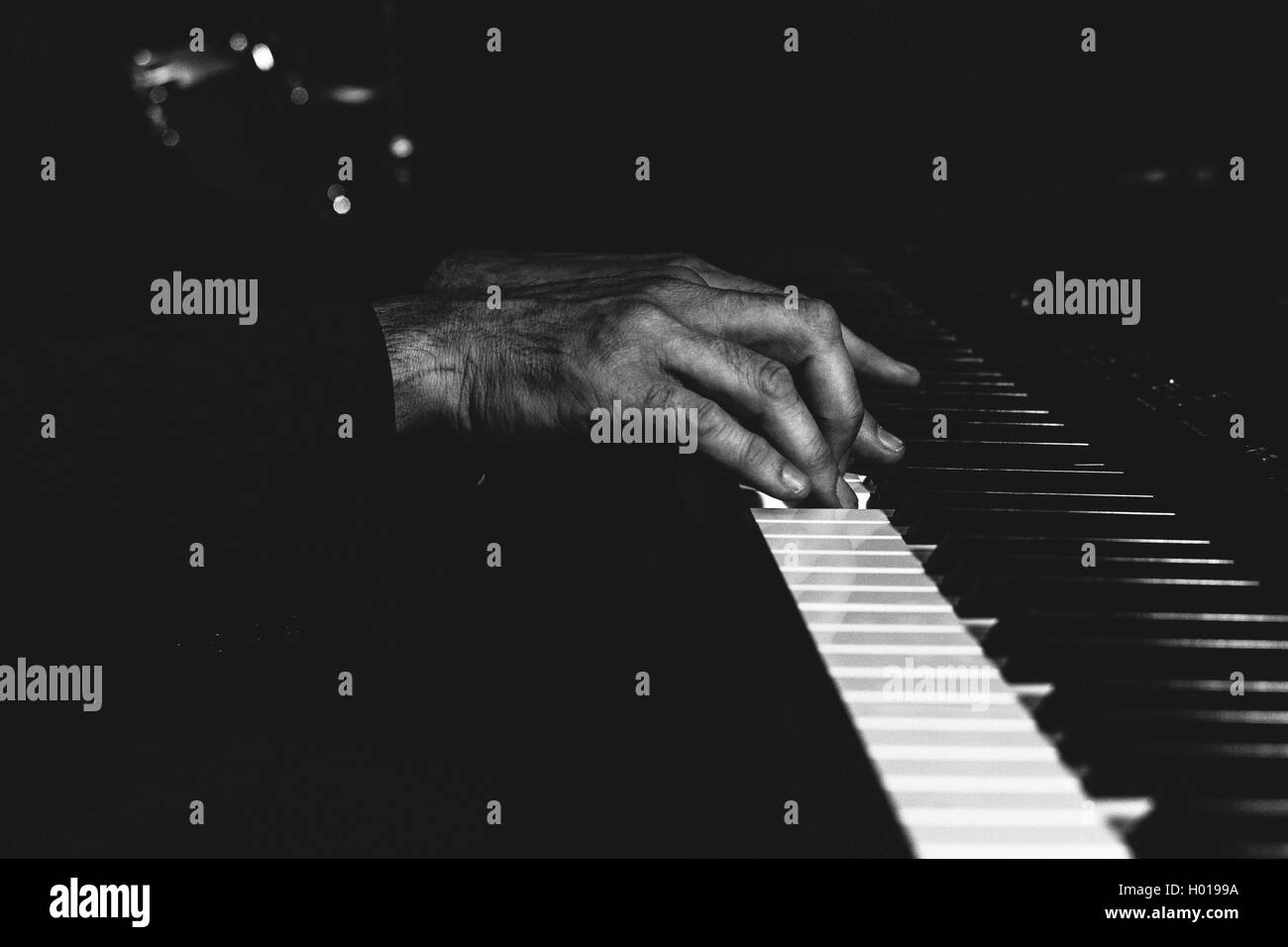 Le mani di un pianista Foto Stock