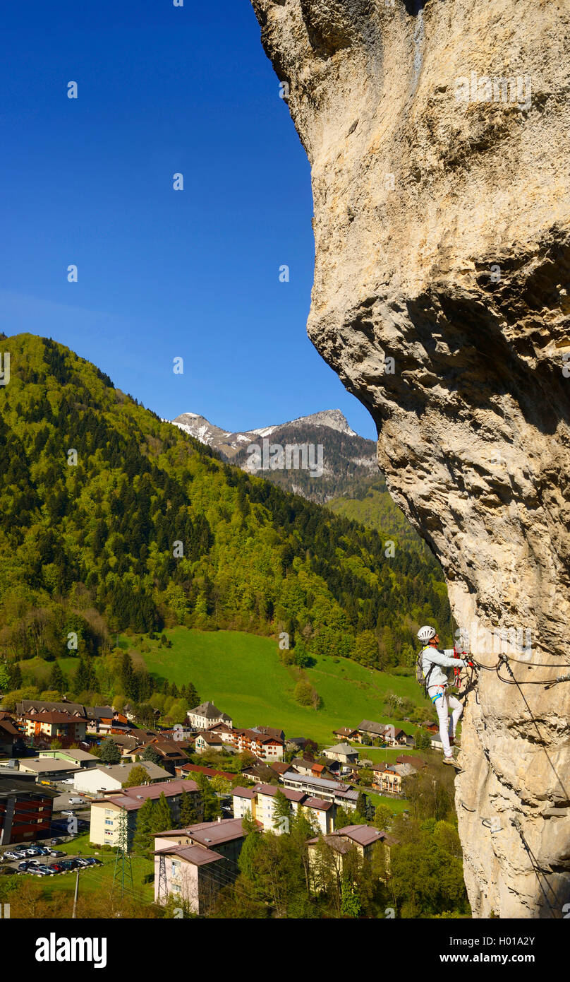 Scalatore sulla roccia, Via ferrata de Thones, La Roche a l┤Agathe, Francia, Alta Savoia Foto Stock