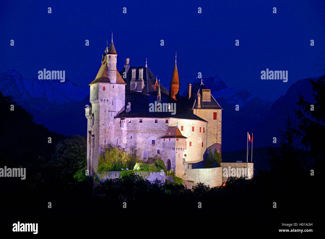 Illumintated castello di Menthon Saint Bernard dal XII secolo, Francia, Haute-Savoie, Menthon-Saint-Bernard Foto Stock