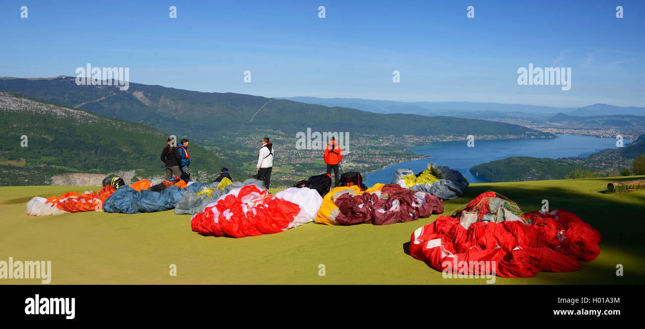 I parapendii pronto a decollare al di sopra del lago di Annecy, Francia Foto Stock